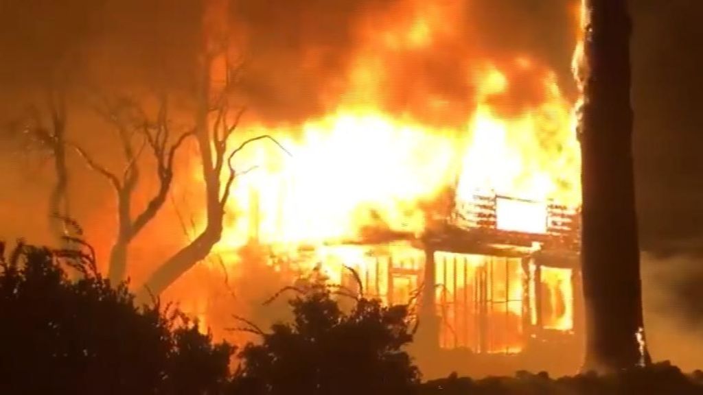 Arde California: 180.000 evacuados por las llamas Arde California: 180.000 evacuados por las llamas