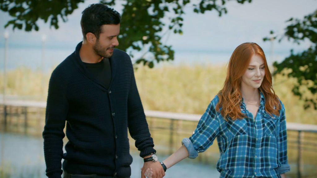 Defne y Ömer tratan de verse a escondidas