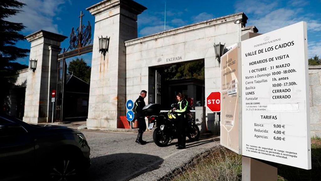 Moteros y unos profesores estadounidenses; los primeros visitantes del Valle de los Caídos tras la reapertura Moteros y unos profesores estadounidenses; los primeros visitantes del Valle de los Caídos tras la reapertura