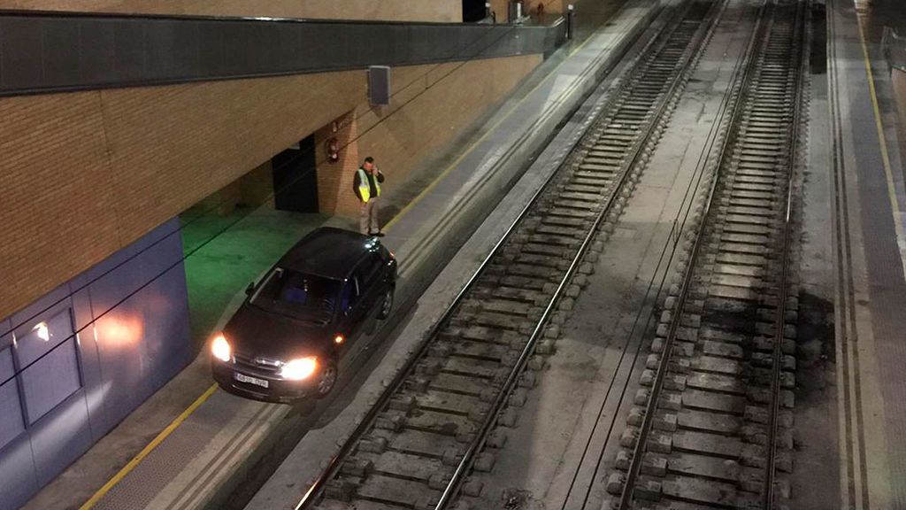 Circula con su coche por la vía férrea hasta llegar a la estación de Sevilla Circula con su coche por la vía férrea hasta llegar a la estación de Sevilla