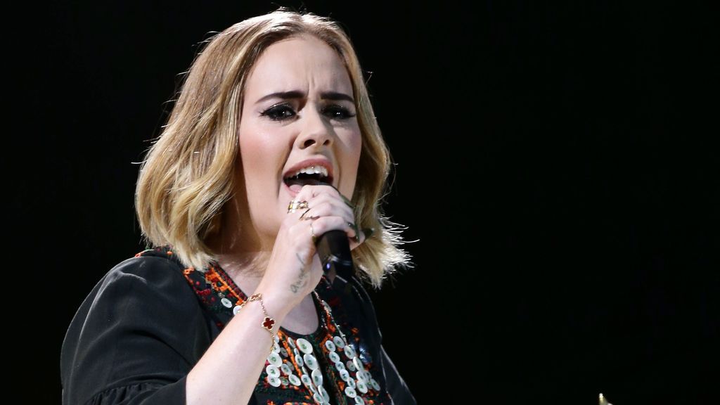 Adele explica con mucho humor cómo ha conseguido perder 19 kilos: "Antes lloraba, ahora sudo"