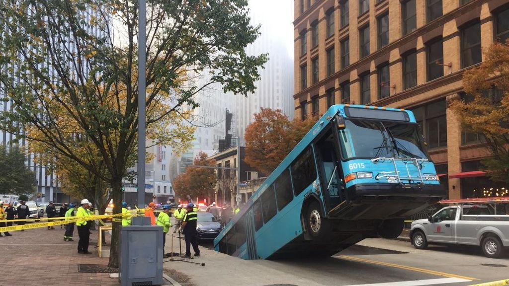 El socavón que casi se traga un autobús en Pittsburg El socavón que casi se traga un autobús en Pittsburg