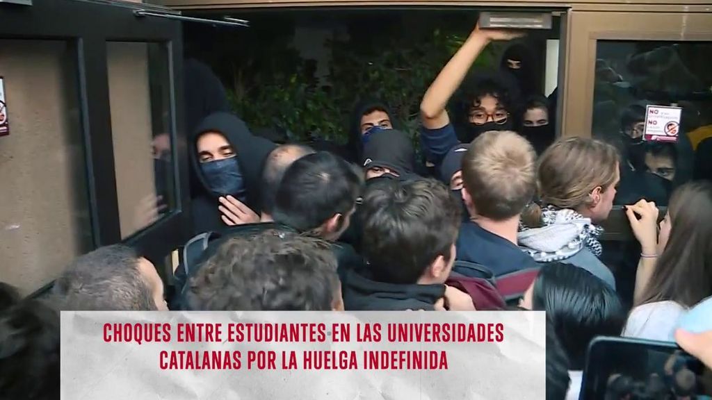 Asistimos en directo al cara a cara entre los estudiantes a favor y en contra de la huelga universitaria en Barcelona
