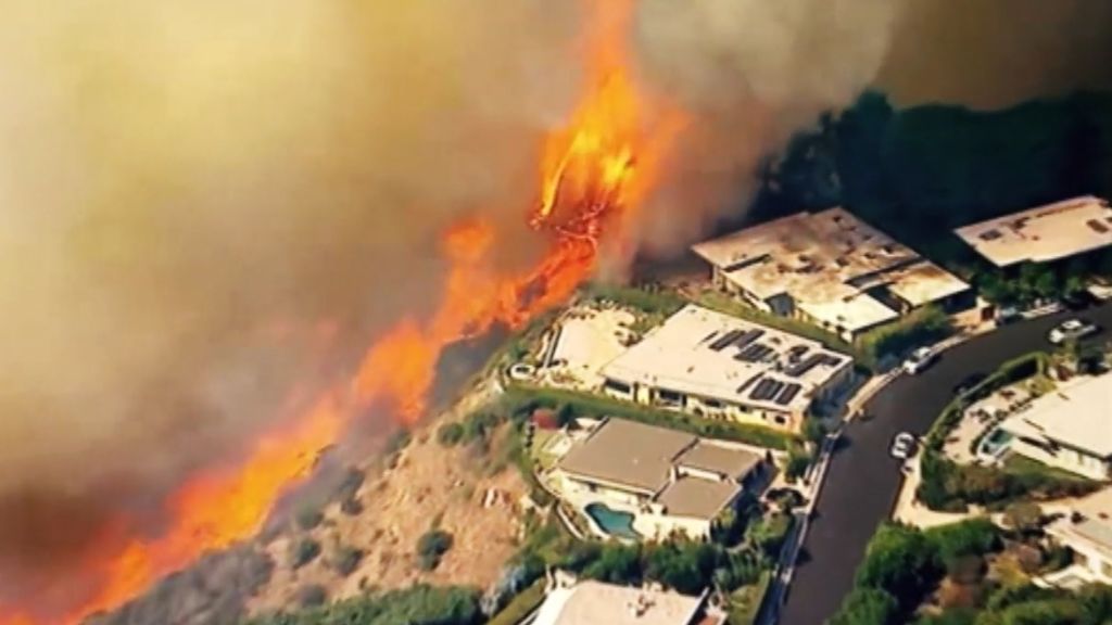 Lebron James o Schwarzenegger entre los 200.000 evacuados por los incendios que arrasan California