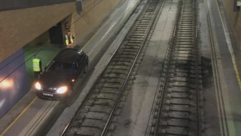 Un conductor circula por error por la vía de tren durante 800 metros hasta la estación de Santa Justa