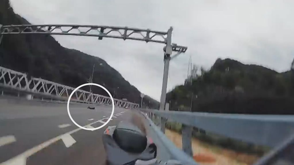 Una motorista rusa cerca de morir por grabar un video para sus redes sociales