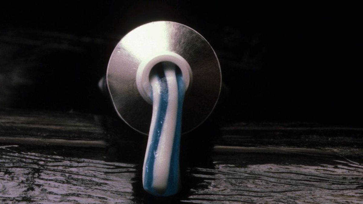Usar pasta de dientes en los genitales para un sexo mejor: una moda con riesgos para la salud