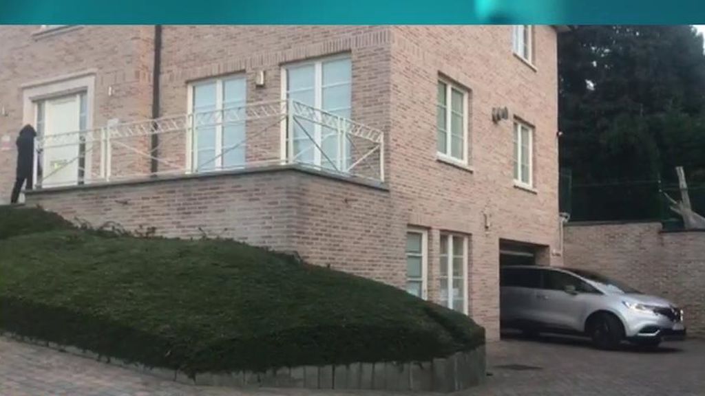 Imágenes exclusivas: Puigdemont sale de la casa de Waterloo para dirigirse a la Fiscalía de Bélgica