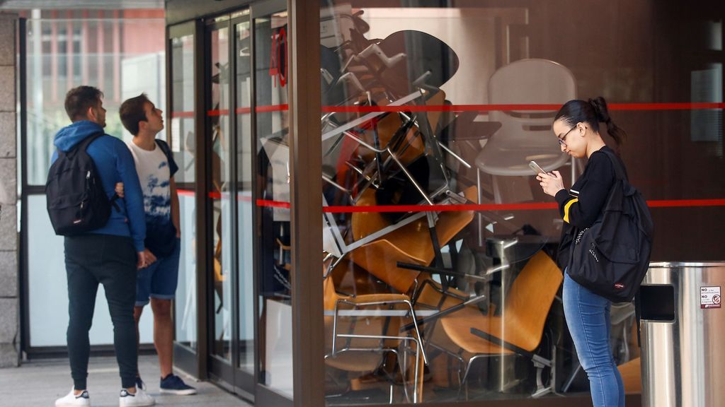 Bloquean una puerta de la facultad de Ciencias Sociales de la PF