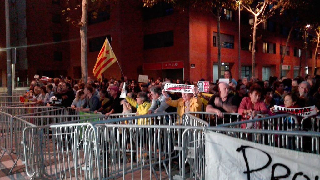 Los CDR intentan boicotear, sin éxito, un acto de Pedro Sánchez en Viladecans Los CDR intentan boicotear, sin éxito, un acto de Pedro Sánchez en Viladecans