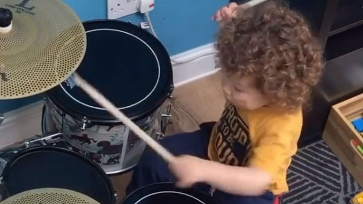 Tiene dos años y ninguna canción se le resiste a la batería