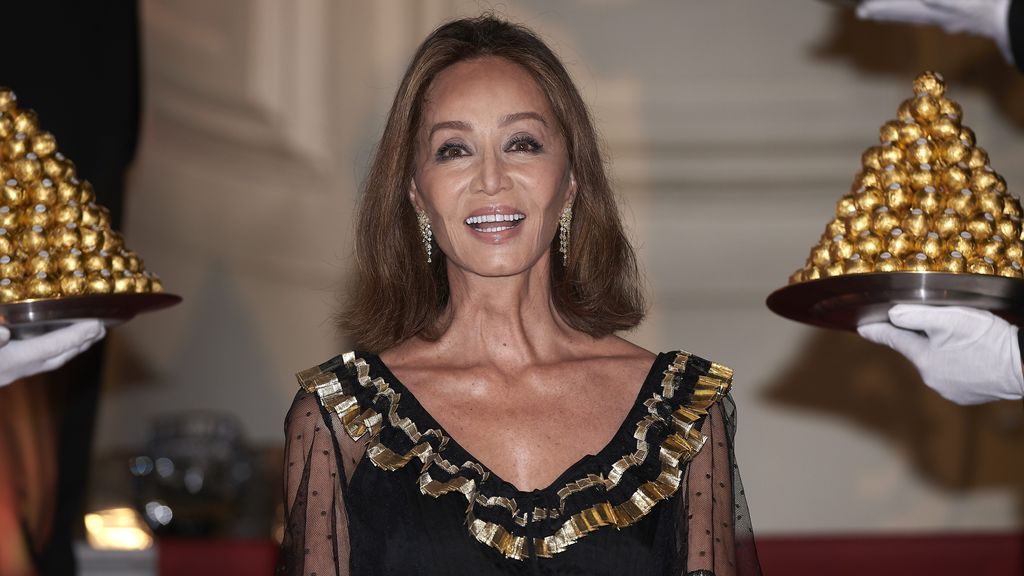 Isabel Preysler lo vuelve a hacer 30 años después: el vestido ferrero con el que