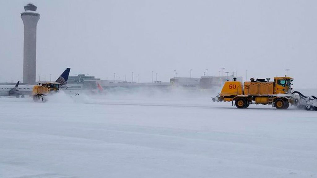 800 personas quedan atrapadas por la nieve en el aeropuerto estadounidense de Denver 800 personas quedan atrapadas por la nieve en el aeropuerto estadounidense de Denver