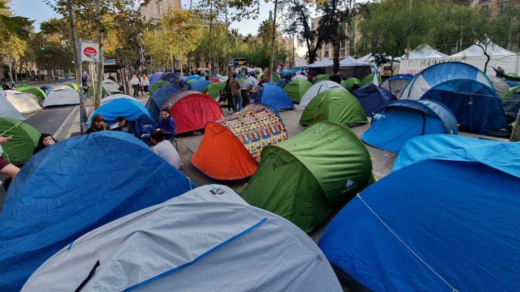 La acampada indefinida de estudiantes en Plaza Universidad La acampada indefinida de estudiantes en Plaza Universidad