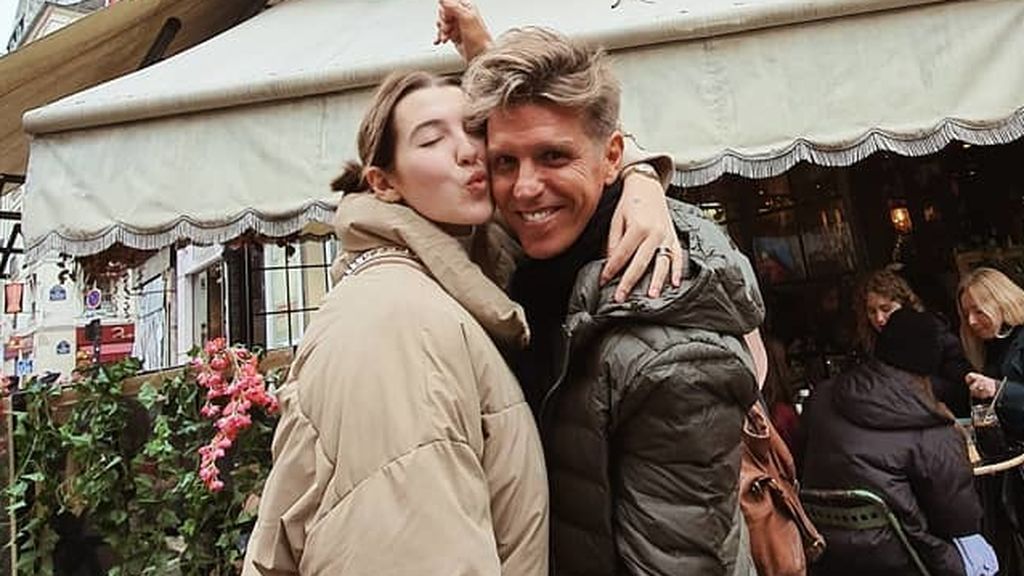 El Cordobés y sus tres hijos pequeños visitan a Alba Díaz en París: "Qué buena hermana soy"