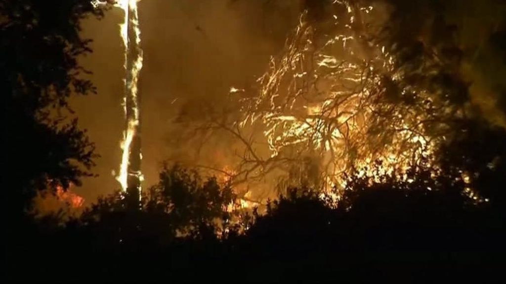 Los vientos huracanados avivan las llamas en California