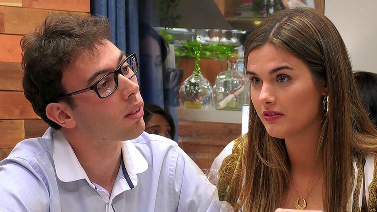 Lucía prepara un documental de “porno y educación sexual” pero considera a Carlos muy “recatado”