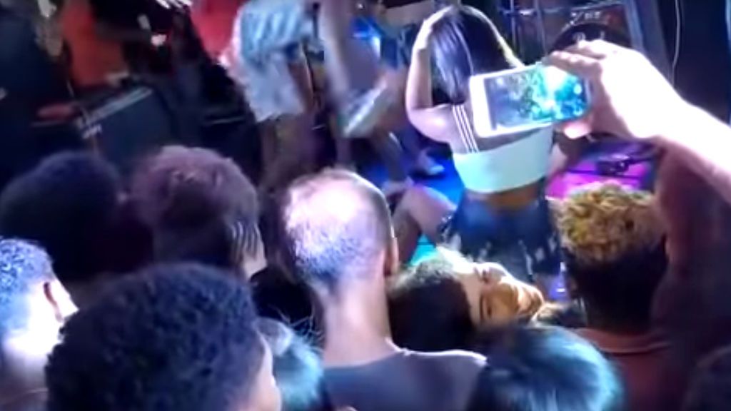 Patea a su novia en un local de Brasil porque no le gustó cómo bailaba