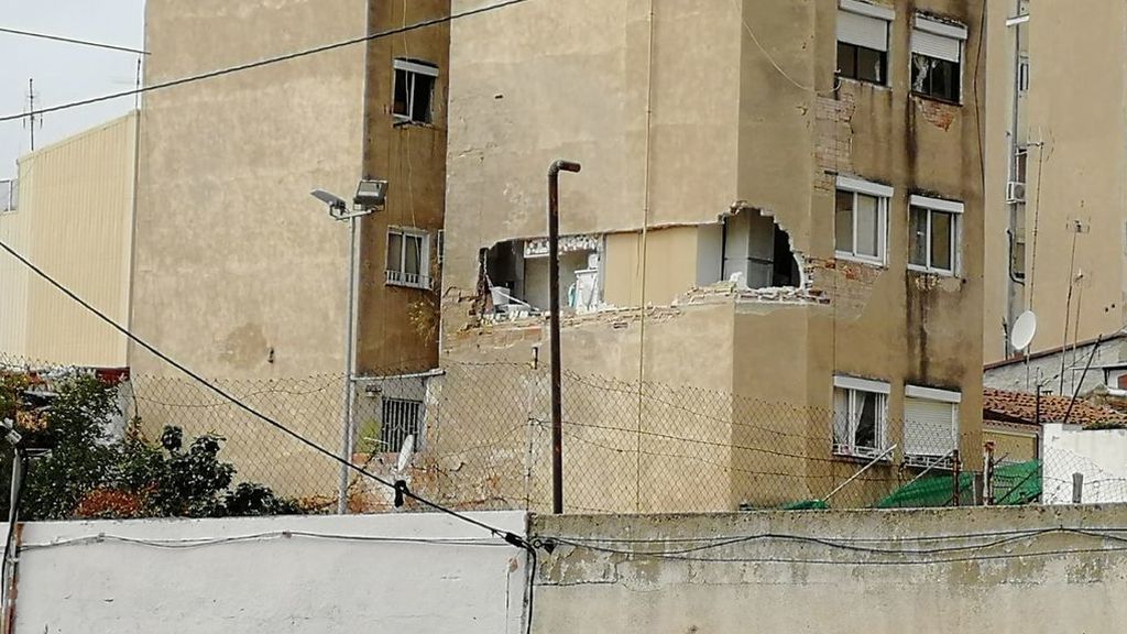 Desalojan en Badalona 14 fincas junto a un edificio deteriorado