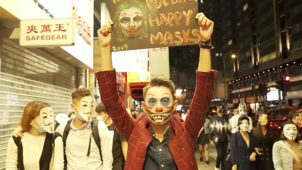 Los manifestantes de Hong-Kong se saltan la ley anti máscaras por Halloween