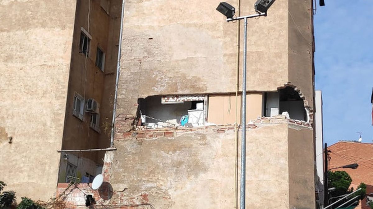 Los vecinos de Badalona, pendientes del edificio a punto del colapso Los vecinos de Badalona, pendientes del edificio a punto del colapso