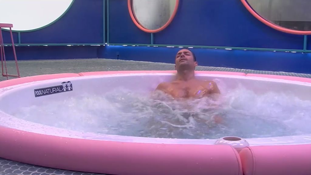 Hugo sigue en el jacuzzi