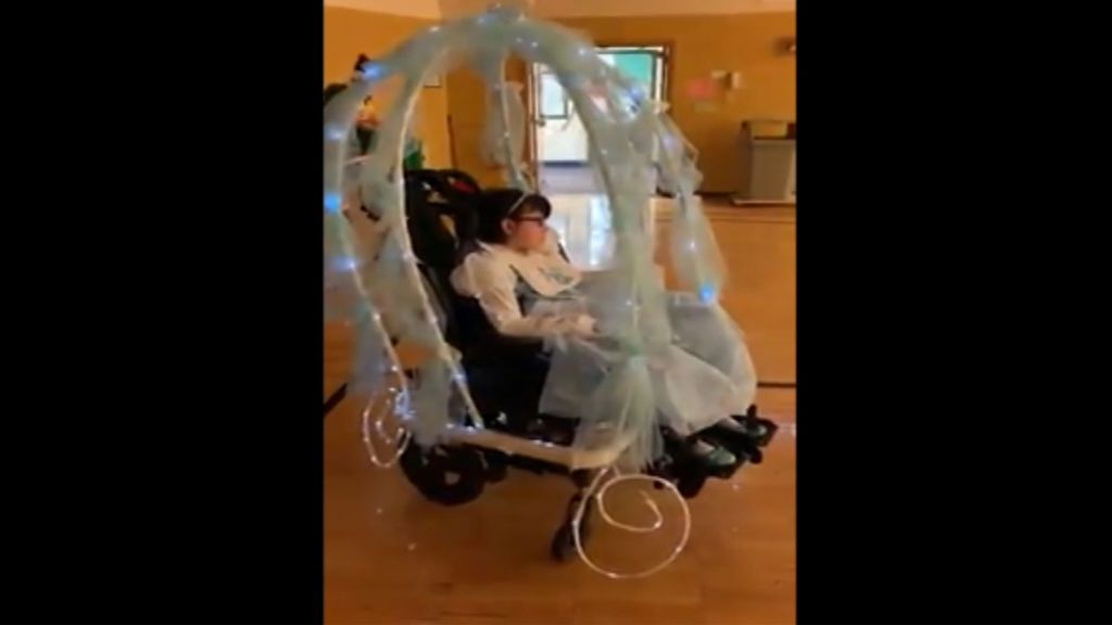 El lado más tierno de Halloween: transforman la silla de ruedas de una niña en la carroza de Cenicienta