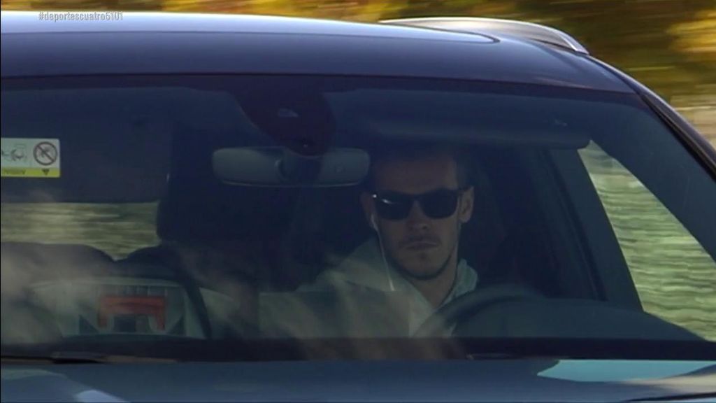 Bale se podría enfrentar a una multa económica y tres puntos de carnet por conducir con auriculares