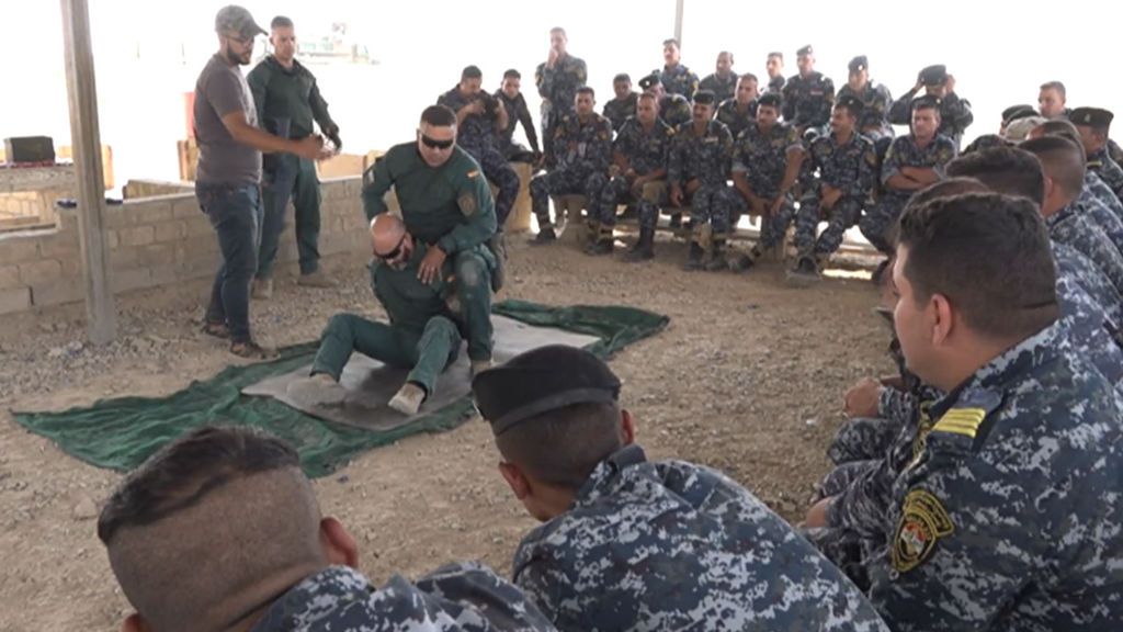 Guardias civiles trabajan como instructores de la Policía iraquí