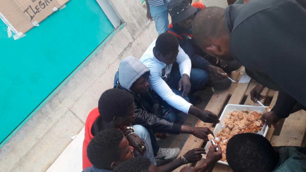 Sin solución para los migrantes acogidos en el campo de fútbol de Lepe Sin solución para los migrantes acogidos en el campo de fútbol de Lepe