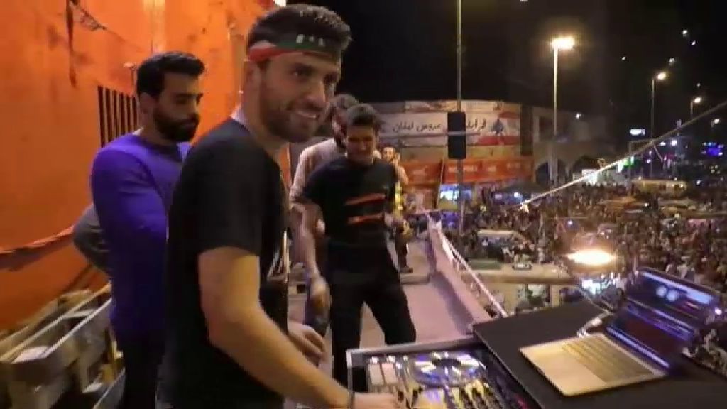 Un DJ libanés apoya con su música a miles de manifestantes en Trípoli