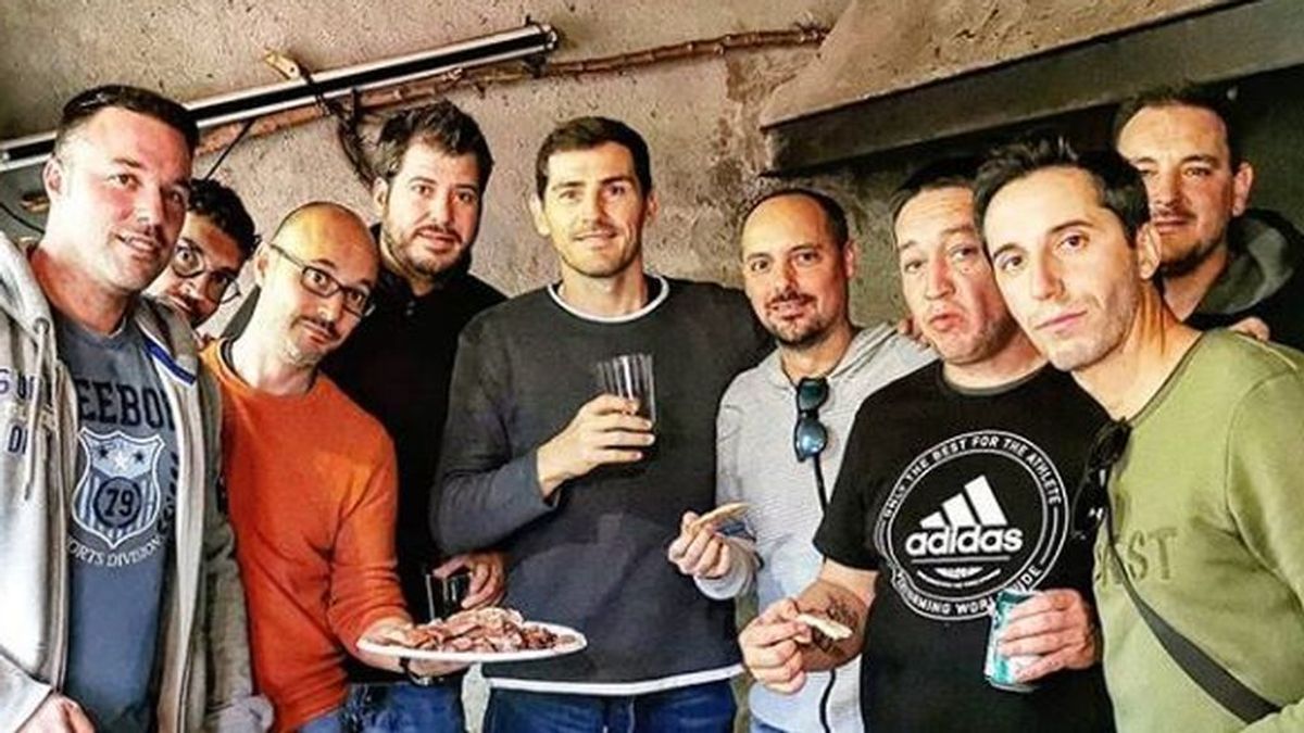 Iker Casillas se apoya en sus amigos para seguir con su recuperación: "Nuestro lugar fetiche del pueblo" Iker Casillas se apoya en sus amigos para seguir con su recuperación: "Nuestro lugar fetiche del pueblo"