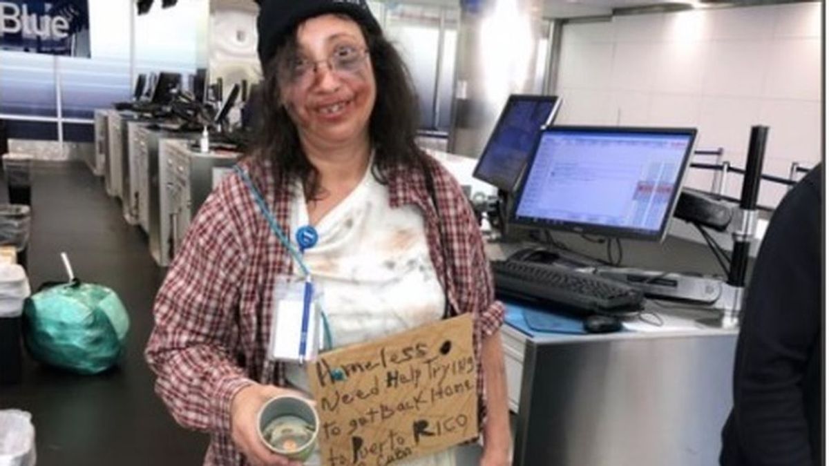 Las Redes critican a una trabajadora de una aerolínea por su polémico disfraz: imitó a una persona sin hogar