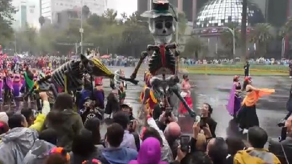 Ciudad de México celebra su tradicional desfile del Día de los Muertos con más de 800.000 asistentes