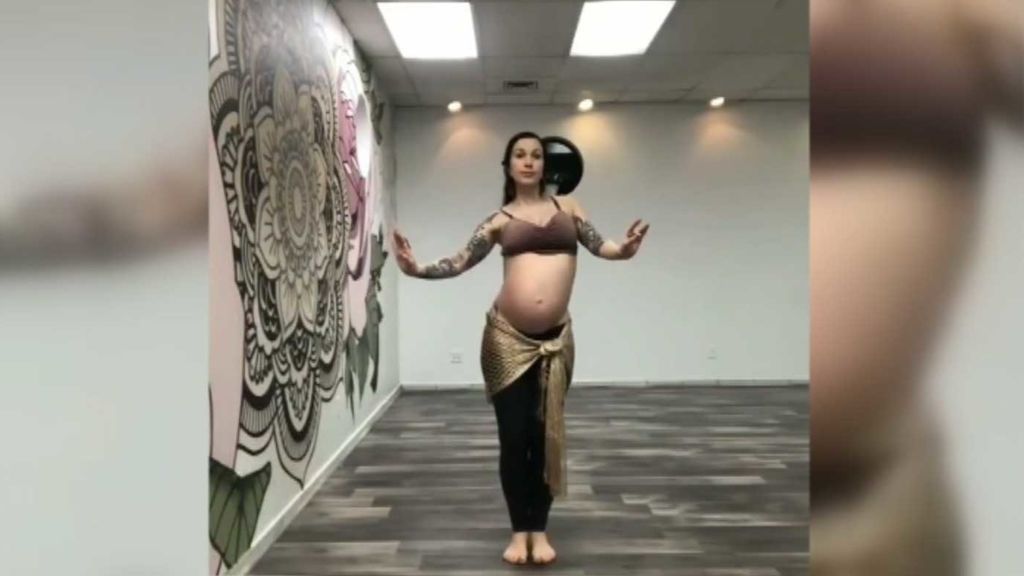 La danza del vientre de una embarazada que cautiva