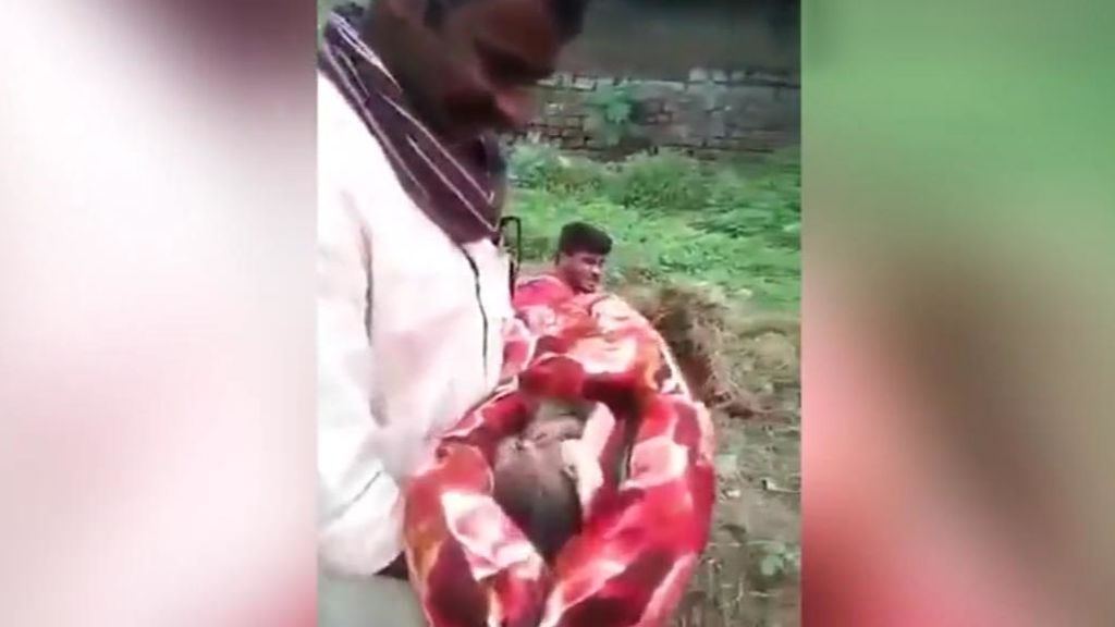 Un taxista impide que entierren viva a una bebé recién nacida en la India
