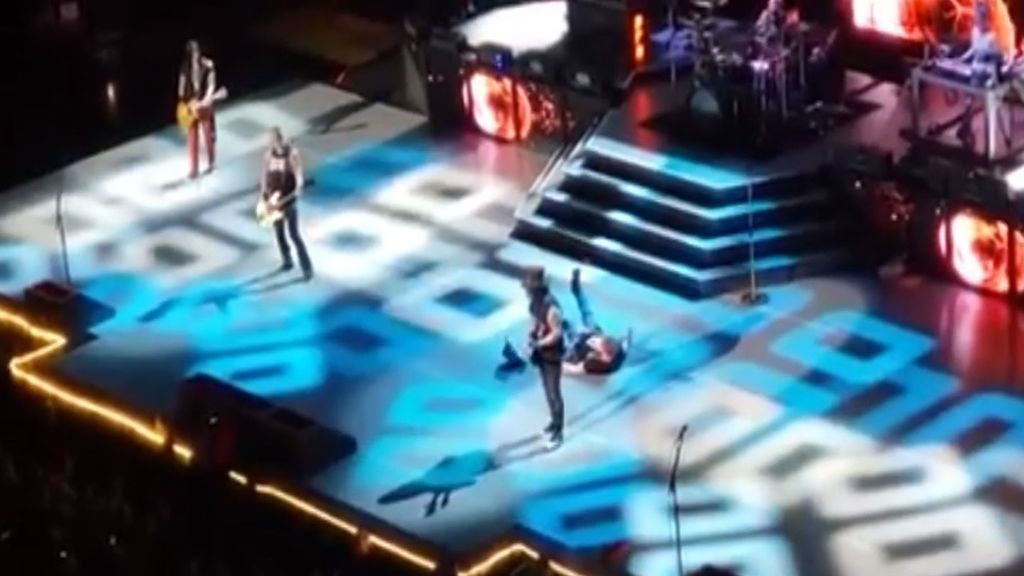 El vocalista de Guns N' Roses sufre una aparatosa caída en pleno concierto