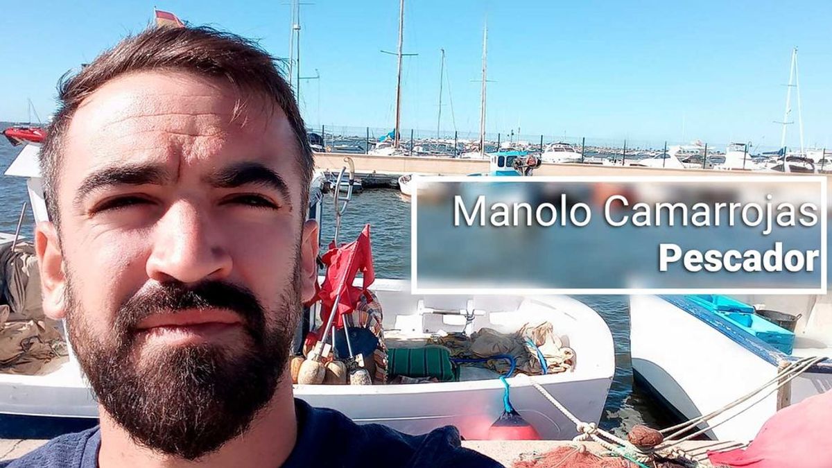 Manolo Camarrojos, 30 años, pescador del Mar Menor “Dicen que están con nosotros. Pero los que tenemos que hacer grandes esfuerzos por llevar un plato a casa somos nosotros.” Manolo Camarrojos, 30 años, pescador del Mar Menor “Dicen que están con nosotros. Pero los que tenemos que hacer grandes esfuerzos por llevar un plato a casa somos nosotros.”
