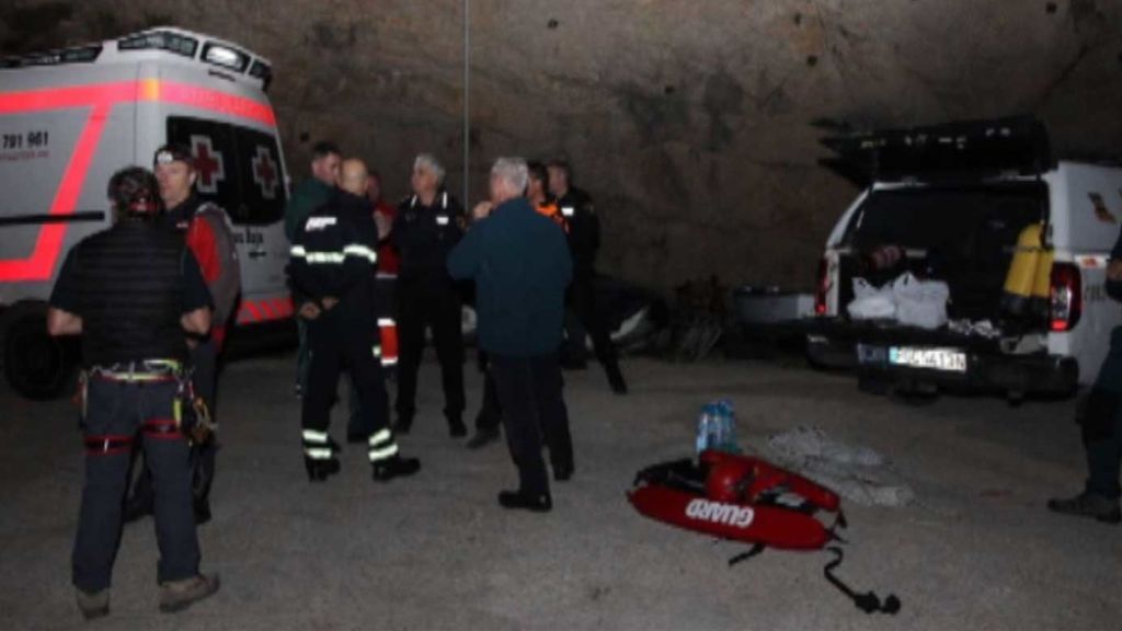 Rescatan a 21 excursionistas atrapados en una cueva en Jávea