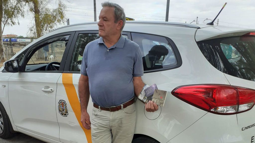El taxi de Joaquín Mellado, un oasis literario por las calles de Sevilla: "soy poeta y taxista" El taxi de Joaquín Mellado, un oasis literario por las calles de Sevilla: "soy poeta y taxista"