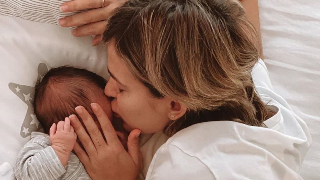 Laura Escanes carga contra una desconocida que ha besado a su hija sin permiso