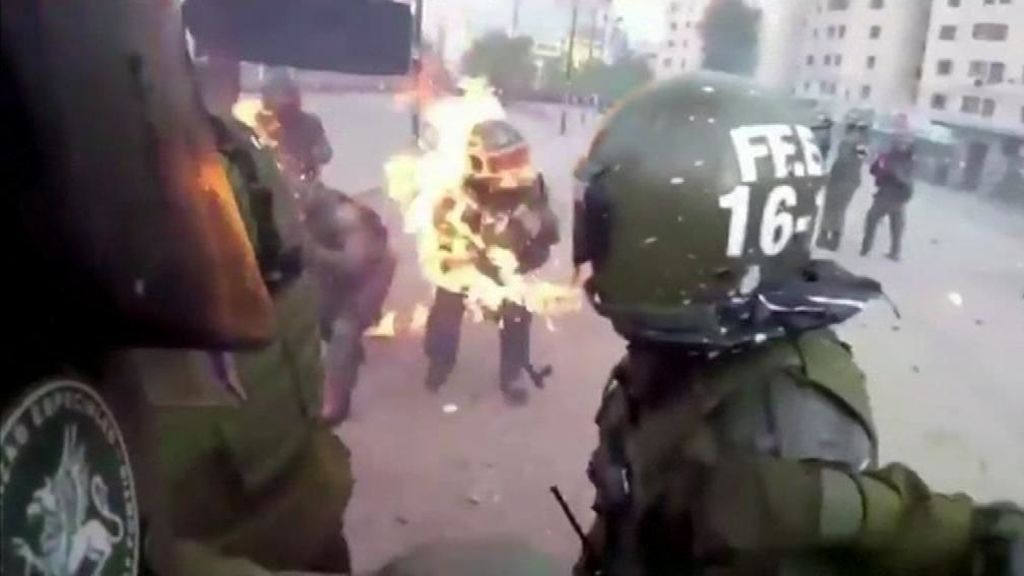 Los antidisturbios, blanco de los manifestantes en Chile: un cóctel molotov alcanza a uno de ellos