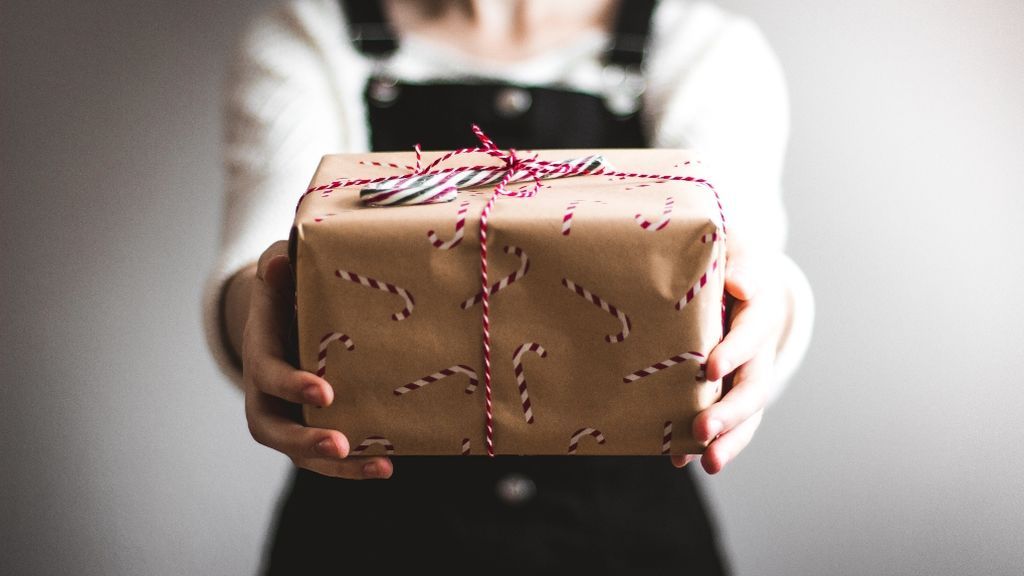 Un estudio dice que los regalos gustan más si están mal envueltos