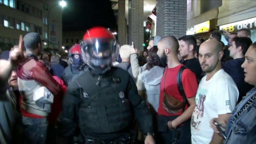 Los vecinos de Santurce protestan contra dos pisos 'okupados' Los vecinos de Santurce protestan contra dos pisos 'okupados'