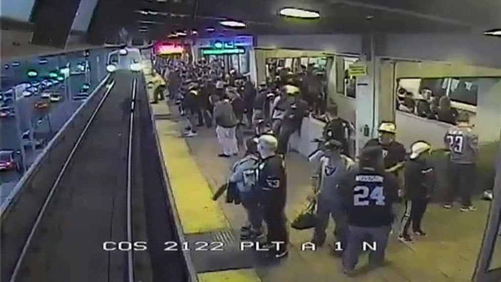 Se libra de morir arrollado por el metro de California gracias a la intervención del supervisor