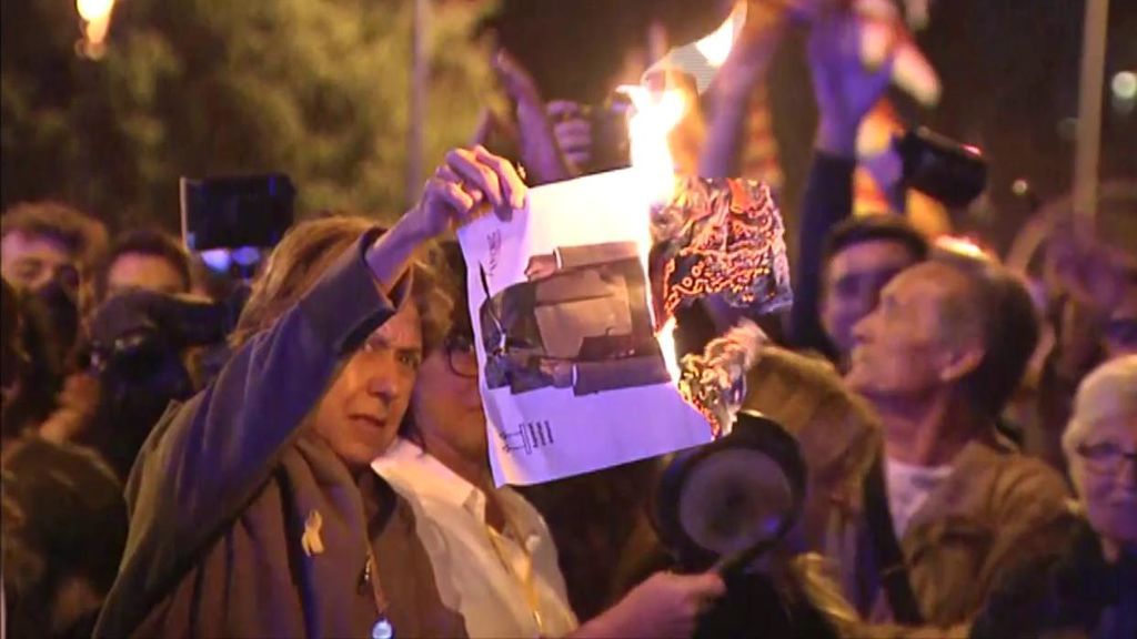 Insultos y tensión a las puertas del Palau contra los invitados al acto de la Familia Real