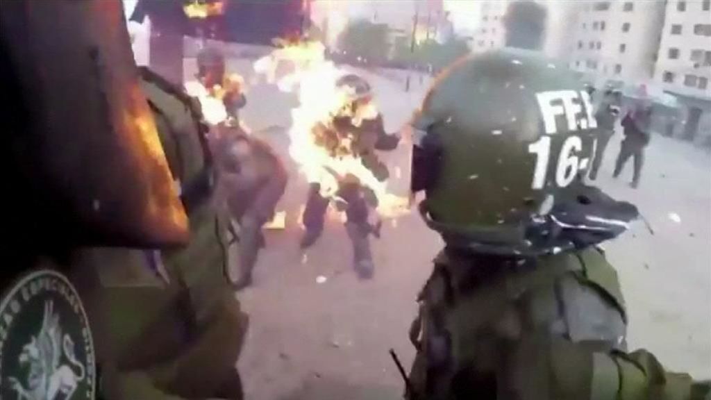 Atacan a dos policías durante las protestas en Chile