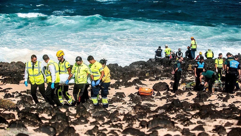 Mueren cinco inmigrantes al volcar una patera en Lanzarote Mueren cinco inmigrantes al volcar una patera en Lanzarote