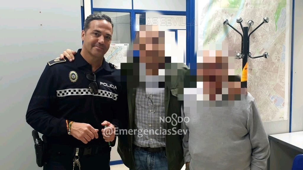 "Solo recordaba su nombre y que le gustaba el flamenco": un policía local encuentra a un anciano perdido y se arranca por bulerías para amenizar la espera de su familia en comisaría "Solo recordaba su nombre y que le gustaba el flamenco": un policía local encuentra a un anciano perdido y se arranca por bulerías para amenizar la espera de su familia en comisaría