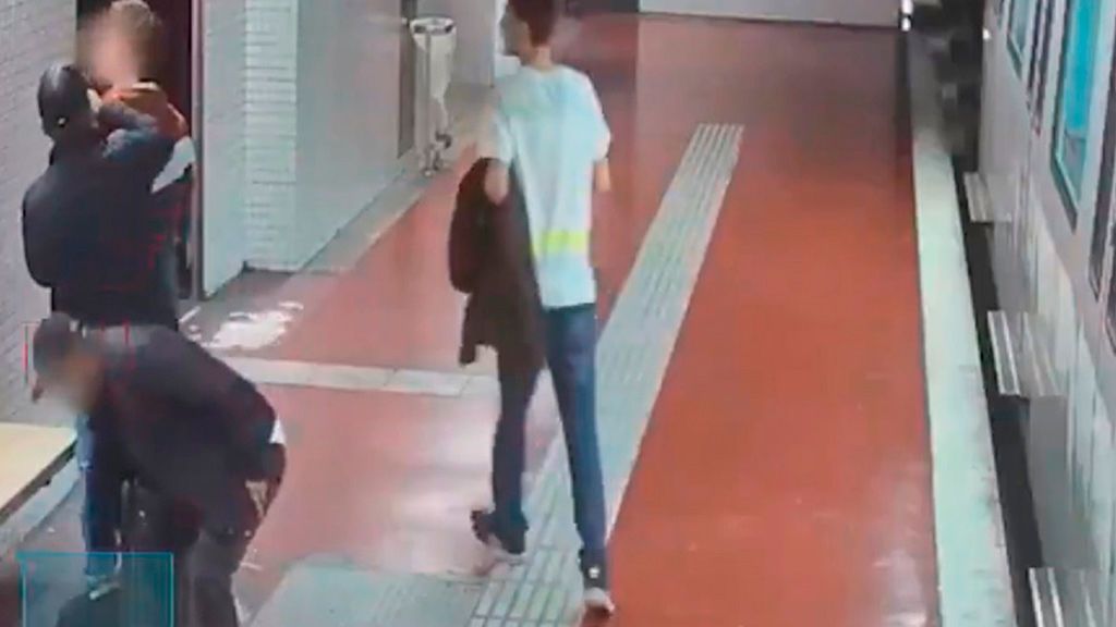 Les escupen, les limpian y... les roban 3.000 euros Les escupen, les limpian y... les roban 3.000 euros